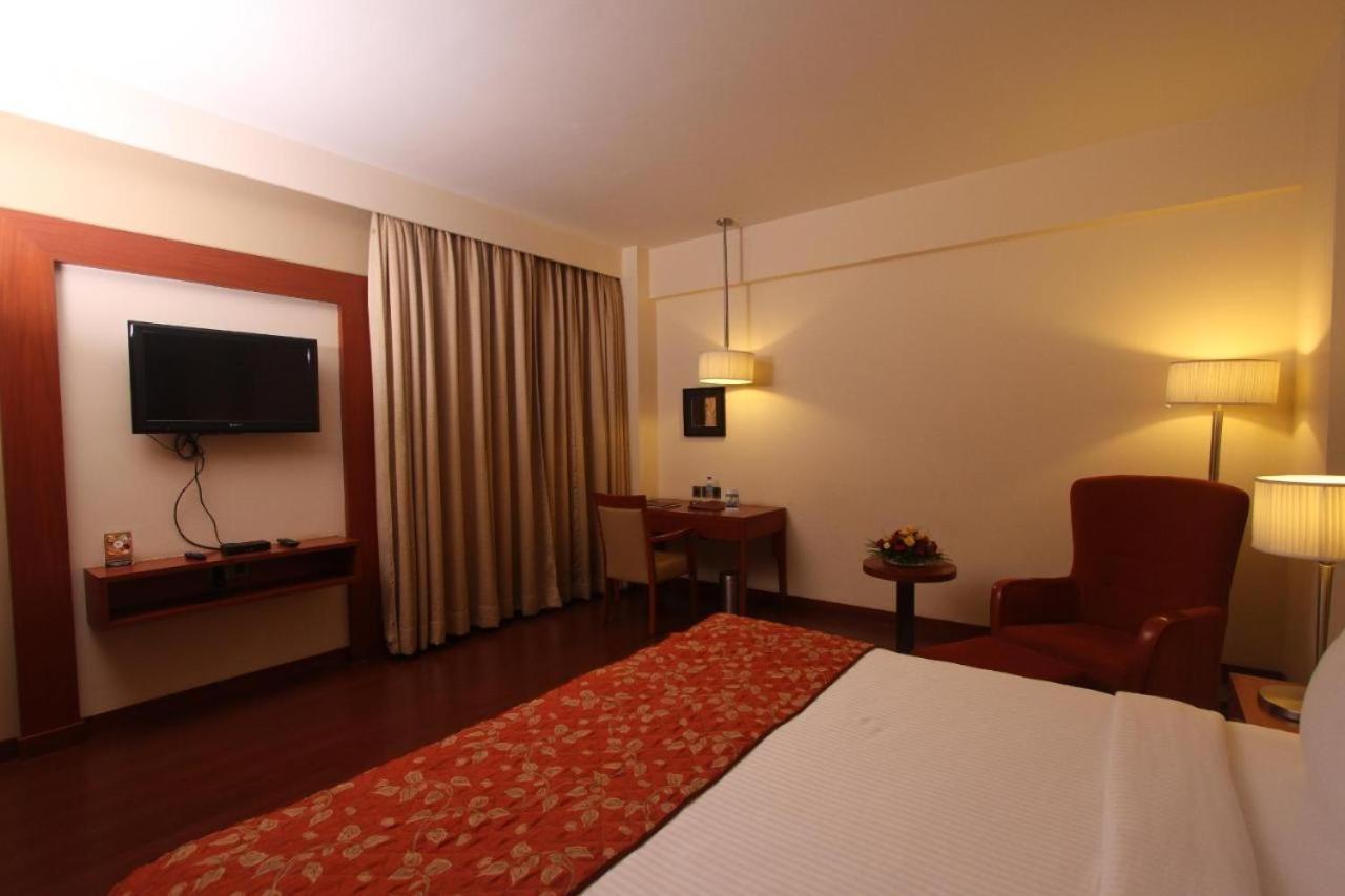 Hotel The Sky Imperial, Thaltej Ahmedabad Exterior foto
