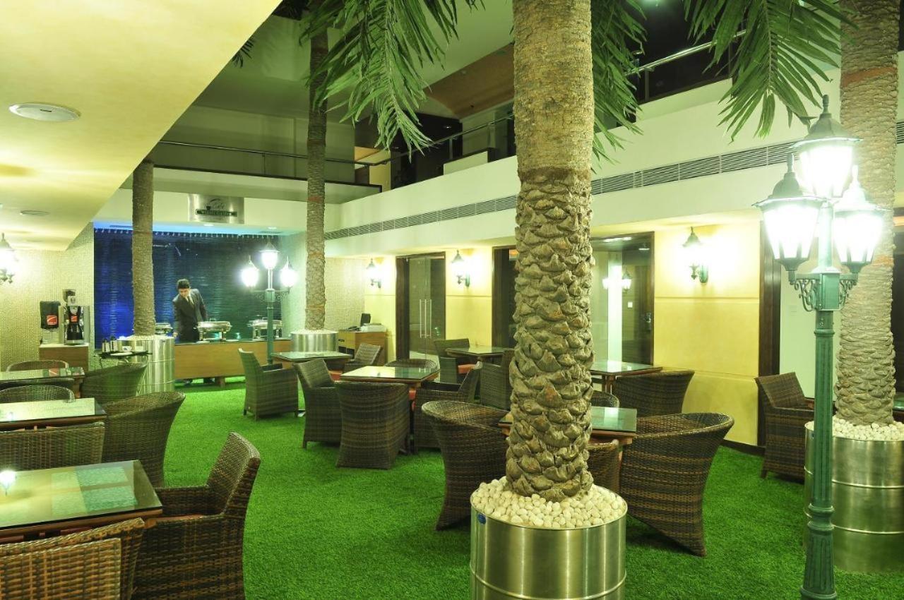 Hotel The Sky Imperial, Thaltej Ahmedabad Exterior foto