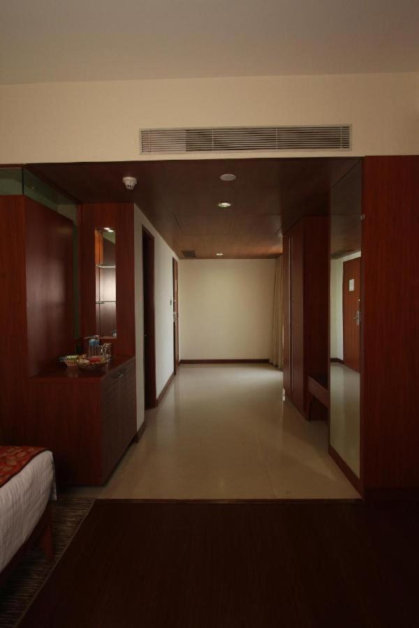 Hotel The Sky Imperial, Thaltej Ahmedabad Exterior foto