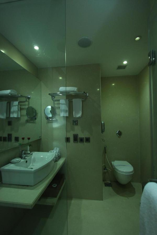 Hotel The Sky Imperial, Thaltej Ahmedabad Exterior foto