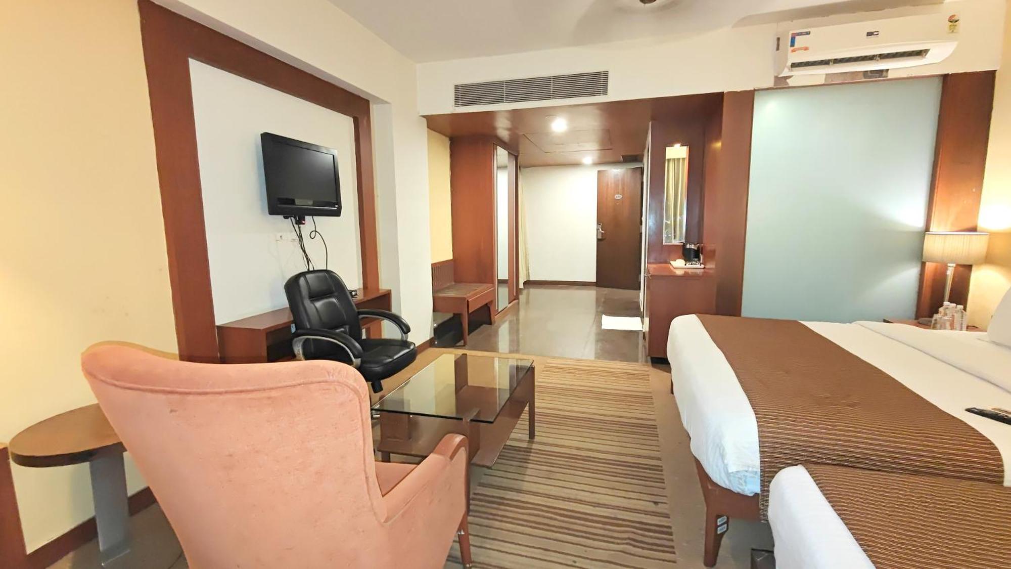 Hotel The Sky Imperial, Thaltej Ahmedabad Exterior foto