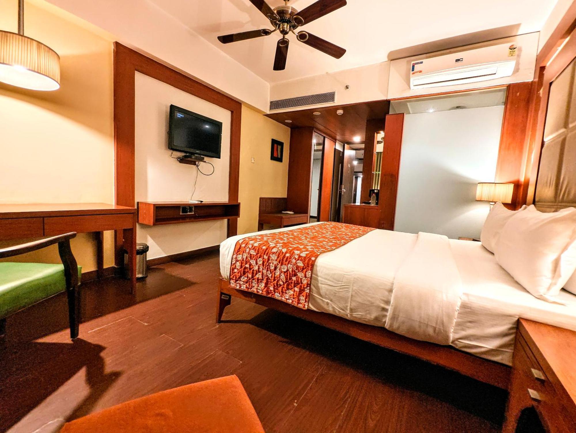 Hotel The Sky Imperial, Thaltej Ahmedabad Exterior foto